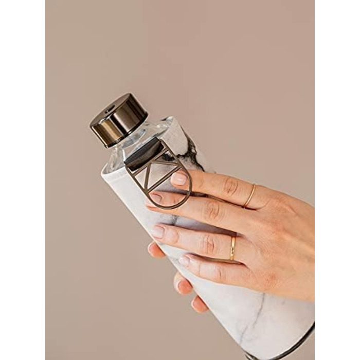 Велика пляшка для води EQUA 750 мл з боросилікатного скла, BPA-free, з чохлом зі штучної шкіри, сіра/біла, герметична