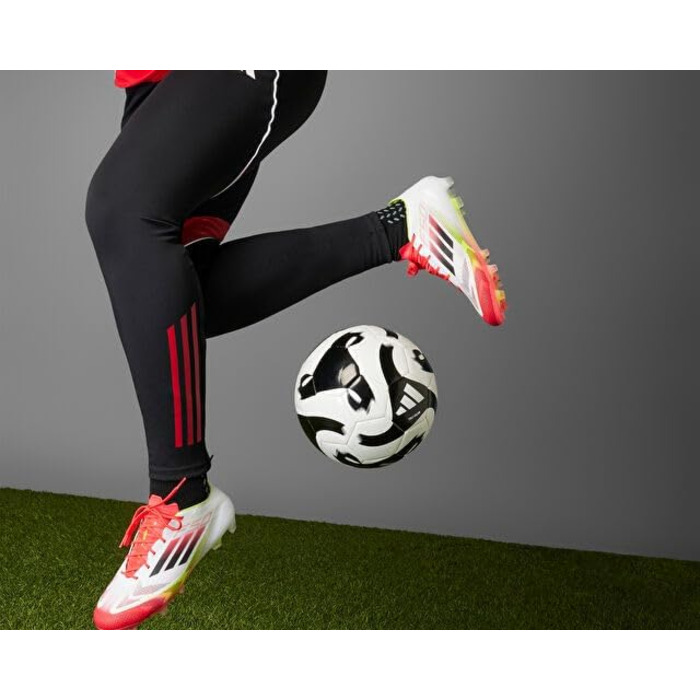 Бутси для футболу Adidas F50 Club Unisex для жорстких майданчиків (40 2/3 EU, біло-чорні)