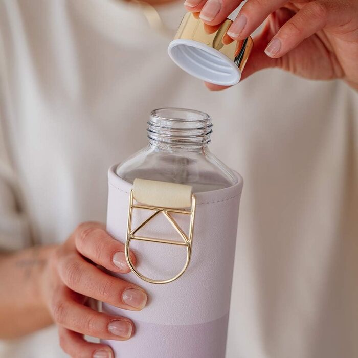 Велика пляшка для води EQUA 750 мл з боросилікатного скла, BPA-free, з ліловим чохлом зі штучної шкіри, не протікає