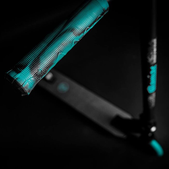 Скутер для трюків Movino Maniac: професійний фрістайл, IHC-компресія, дека Street, T-Bar 59x54 см, колеса 110 мм, ABEC 9, 3.8 кг, Holo/Blue