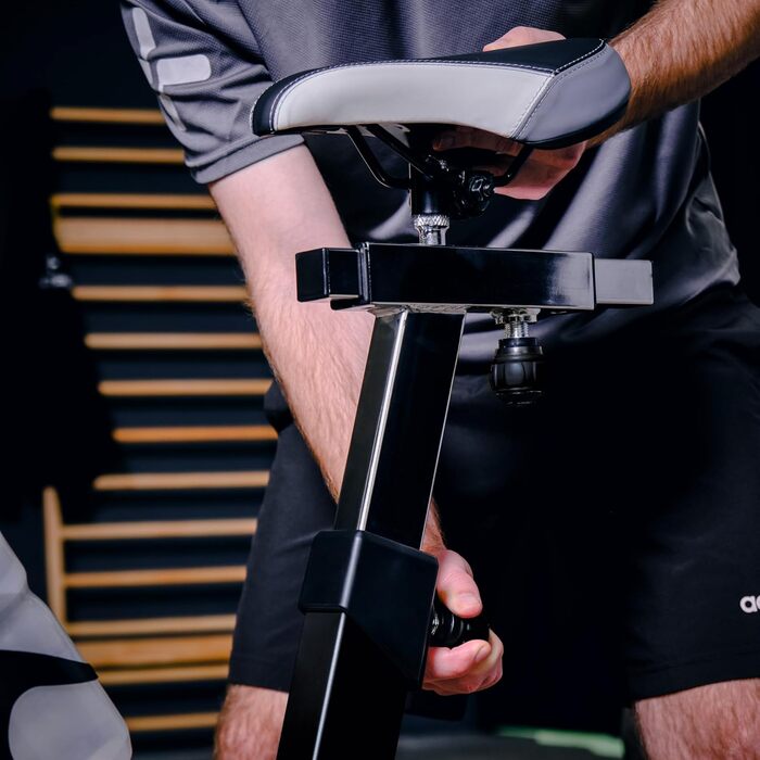Велотренажер SportPlus Speedbike з тримачем для планшета, сумісний з додатком Speedracer, безступеневе регулювання навантаження, тримач для пляшки, LCD-дисплей тренувань