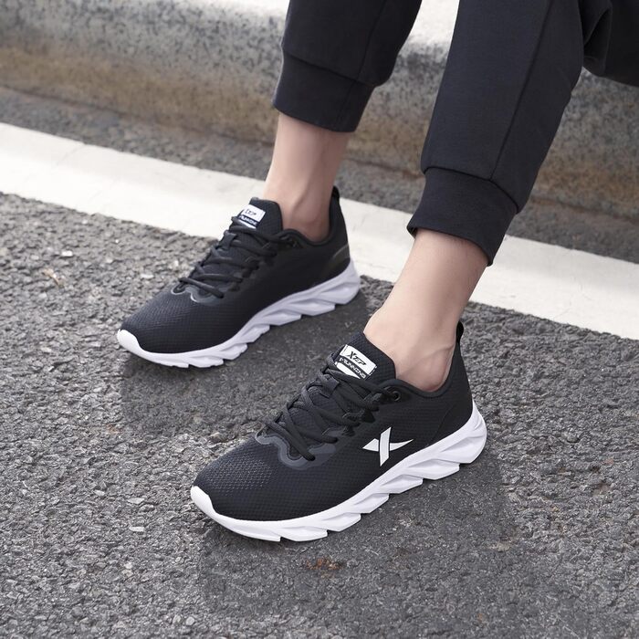 Чоловічі спортивні кросівки XTEP для бігу та відпочинку. Дихаюча сітка, амортизація, біло-чорний колір, розмір 45 EU