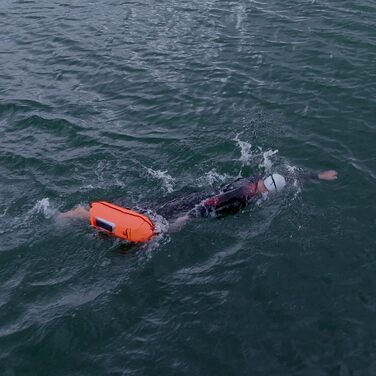 Надувна плавуча шийка Crea-Do для дорослих з мішком для сухого зберігання, кишенькою для телефону та сигнальним свистком. Об'єм 28L. Безпечне плавання у відкритій воді, триатлон, снорклінг, водні види спорту.