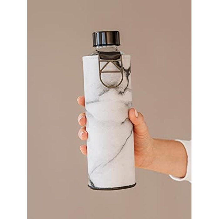 Велика пляшка для води EQUA 750 мл з боросилікатного скла, BPA-free, з чохлом зі штучної шкіри, сіра/біла, герметична