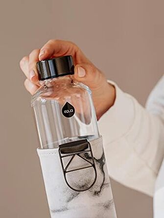Велика пляшка для води EQUA 750 мл з боросилікатного скла, BPA-free, з чохлом зі штучної шкіри, сіра/біла, герметична