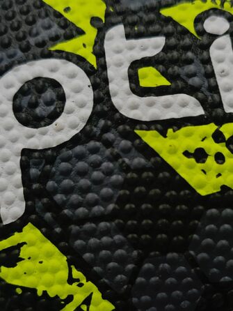 Баскетбольні м'ячі OPTIMUM: зносостійке зчеплення, універсальні для гри в приміщенні та на вулиці, оптимальний контроль та точність. (Розмір 7, Чорний/Жовтий)