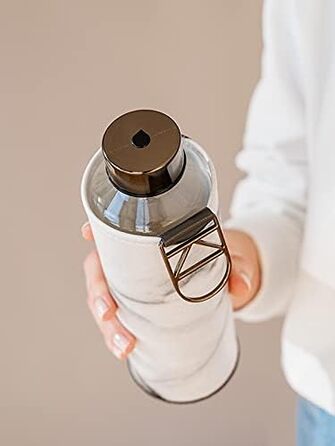 Велика пляшка для води EQUA 750 мл з боросилікатного скла, BPA-free, з чохлом зі штучної шкіри, сіра/біла, герметична