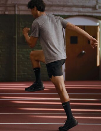 Кросівки Nike Downshifter 13 для чоловіків, 42.5 EU, сірий вугільний, чорний, сірий вовчий