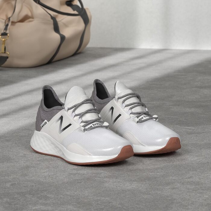 Кросівки New Balance Fresh Foam Roav V1 для жінок, білий/чорний, 38 EU