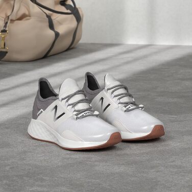 Кросівки New Balance Fresh Foam Roav V1 для жінок, білий/чорний, 38 EU