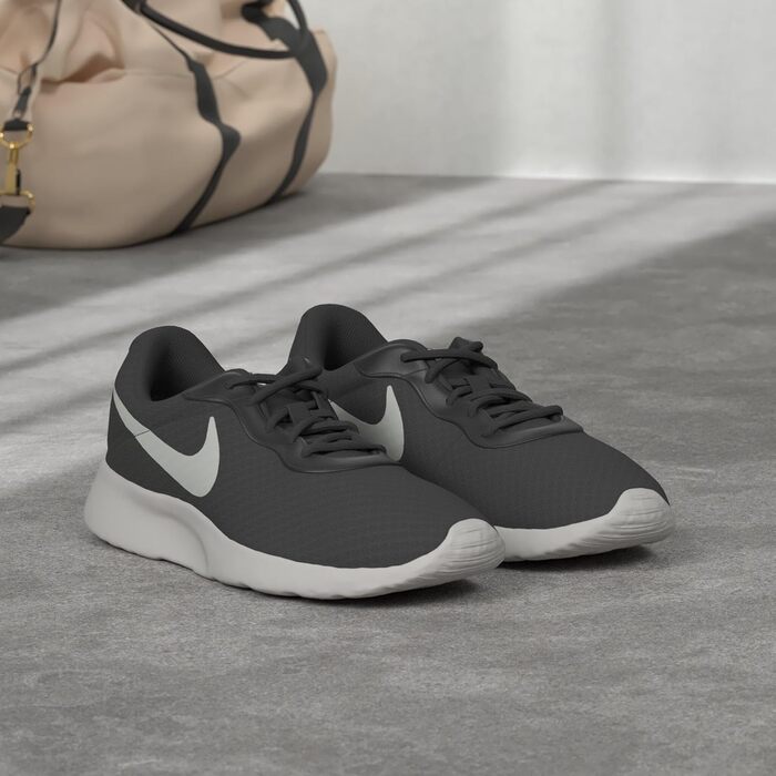 Кросівки Nike Tanjun для чоловіків, чорно-білі, розмір 40.5 EU