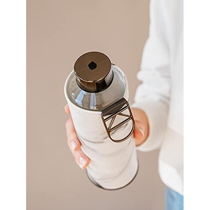 Велика пляшка для води EQUA 750 мл з боросилікатного скла, BPA-free, з чохлом зі штучної шкіри, сіра/біла, герметична