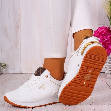 Жіночі білі кросівки Adidas — легкі, спортивні та зручні, розмір 37
