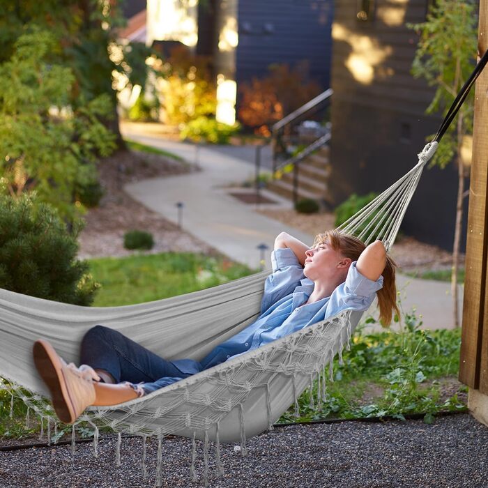 Гамак для відпочинку на відкритому повітрі: кемпінг, балкон, сад. З дерев'яною перекладиною, ременями та сумкою. Сірий з бахромою
