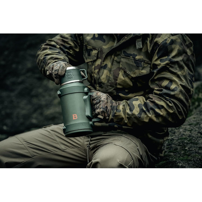 Термос Badger Outdoor Big Boy 1,3 л з нержавіючої сталі, із чайним ситечком, вакуумною ізоляцією, зберігає тепло до 24 годин, з ремінцем для перенесення, оливковий зелений
