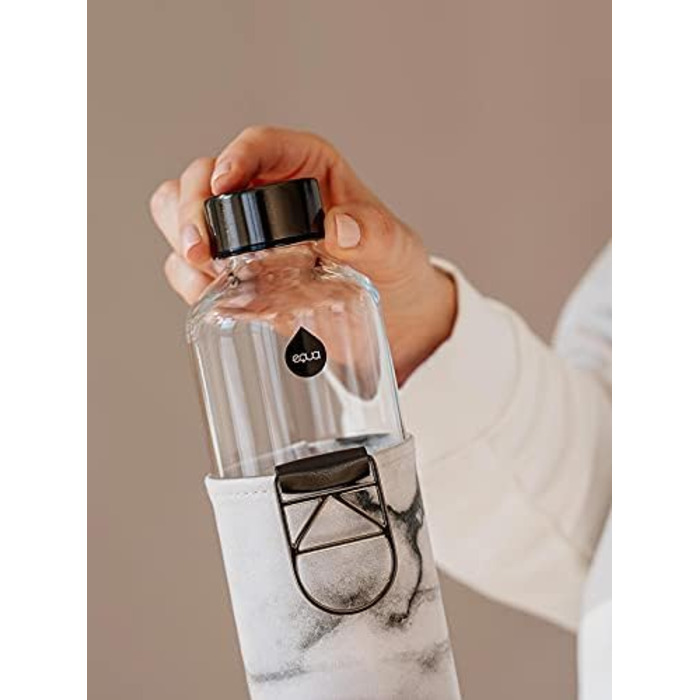 Велика пляшка для води EQUA 750 мл з боросилікатного скла, BPA-free, з чохлом зі штучної шкіри, сіра/біла, герметична