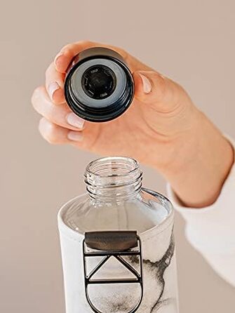 Велика пляшка для води EQUA 750 мл з боросилікатного скла, BPA-free, з чохлом зі штучної шкіри, сіра/біла, герметична