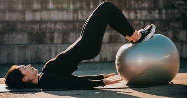 Гімнастичний м'яч GymBeam 85 см з насосом, сірий – для стабільності, зміцнення, профілактики та полегшення болю в спині