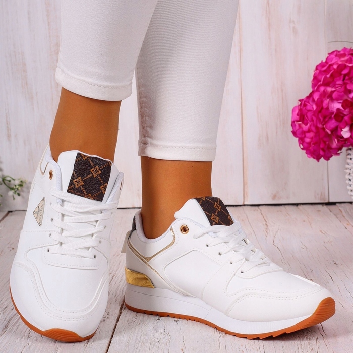 Жіночі білі кросівки Adidas — легкі, спортивні та зручні, розмір 37