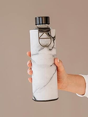 Велика пляшка для води EQUA 750 мл з боросилікатного скла, BPA-free, з чохлом зі штучної шкіри, сіра/біла, герметична
